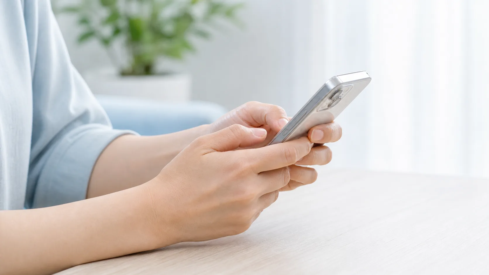 スマートフォンの長時間入力で親指側の手首や指に負担がかかりやすい姿勢のイメージ